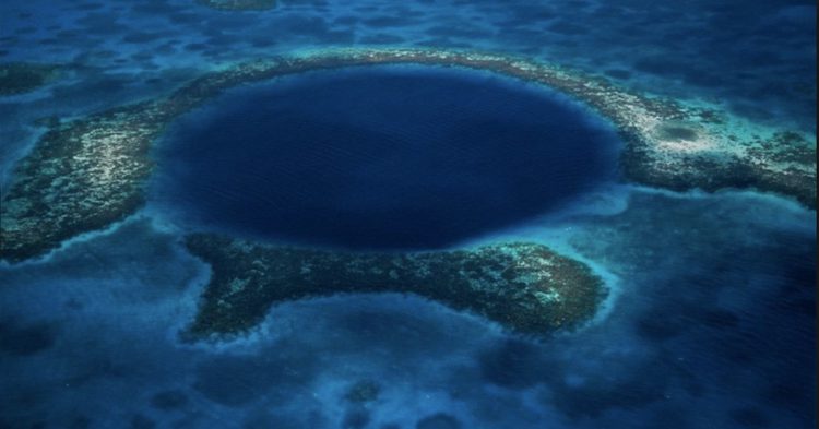 Isla de Guam en mar de Filipinas