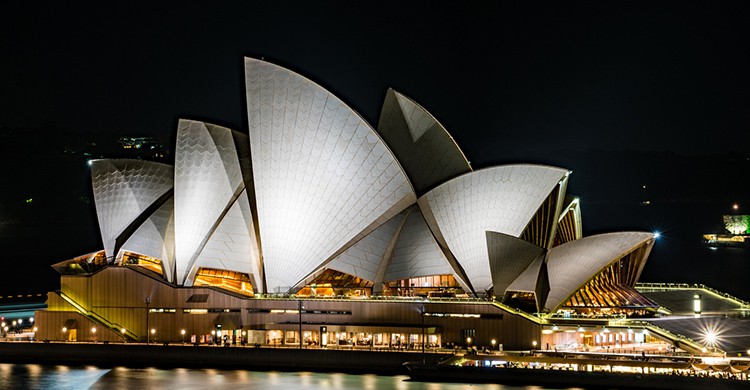 Ópera de Sidney iluminada