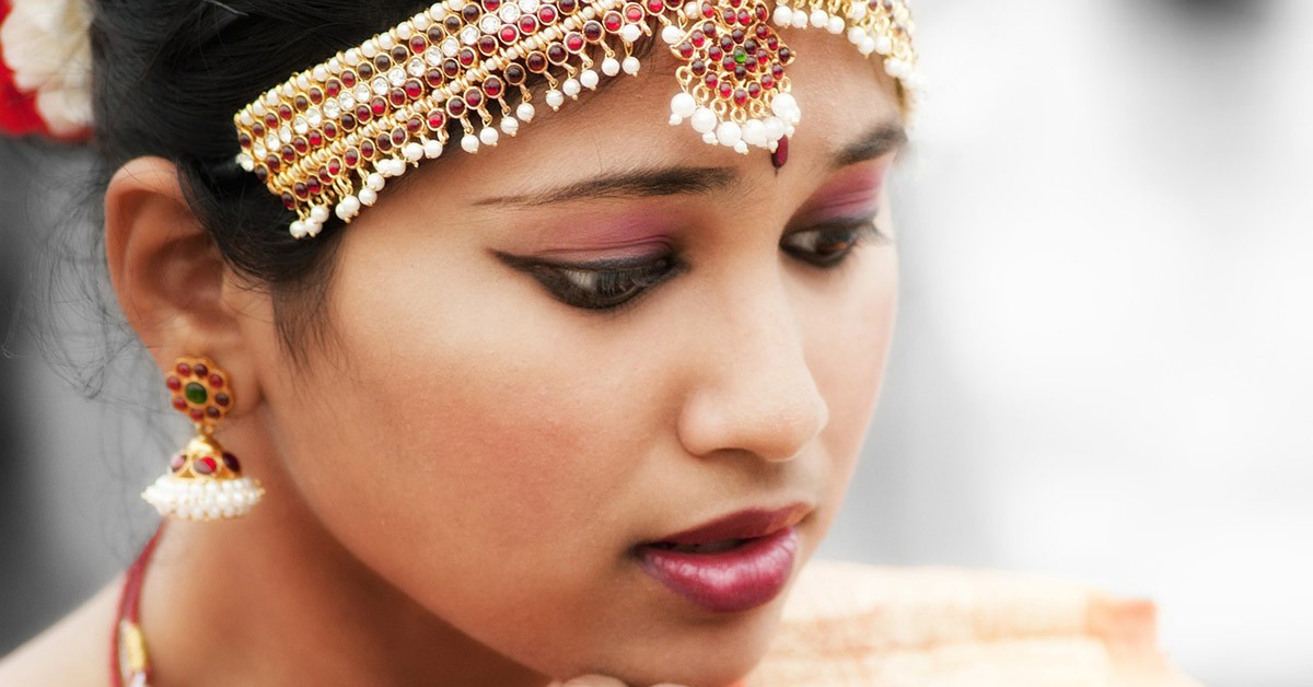 Una mujer con el traje típico de la India