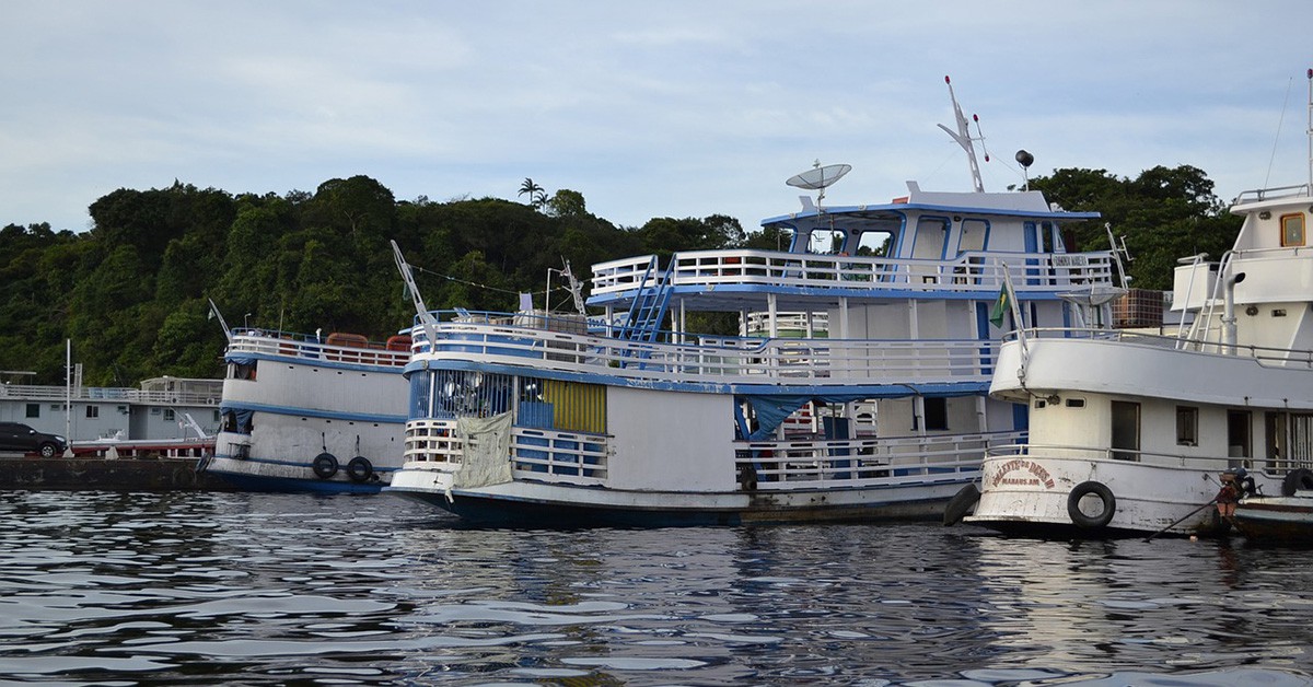 Barcos en las aguas del río Amazonas, en Brasil