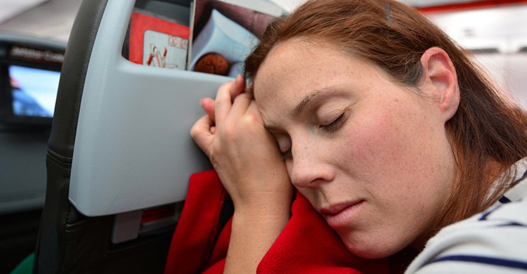 Mujer durmiendo en el avión