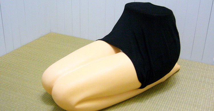 Hizamakura Pillow (Yusuke Kawasaki, Wikimedia)