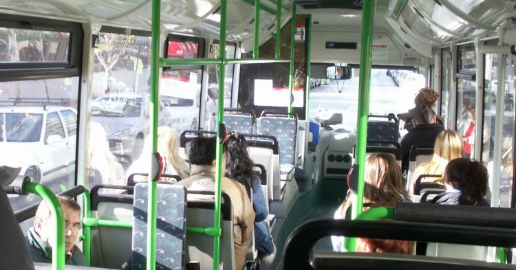 Tomar el bus de línea regular desde el aeropuerto te saldrá más barato (Fuente: Daniel Lobo / Flickr)