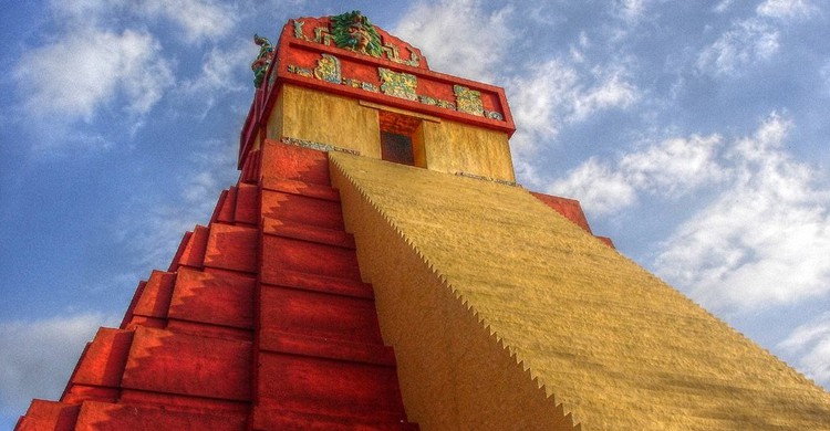 Réplica del templo Tikal del Gran Jaguar (Fernando Reyes Palencia, Foter)