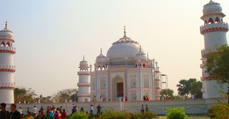 La estructura completa del Taj Mahal (Armanaziz, Wikipedia)