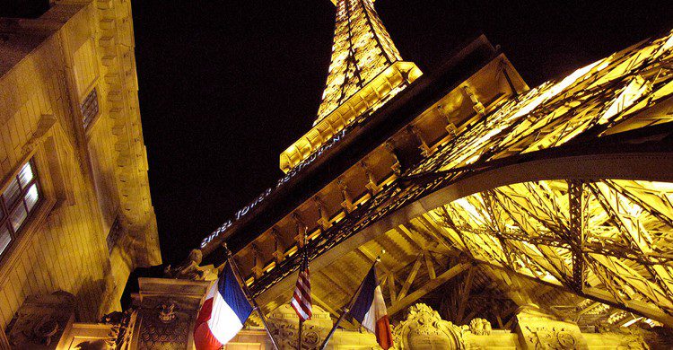 La Torre Eiffel de Las Vegas de noche (o palsson, Foter)