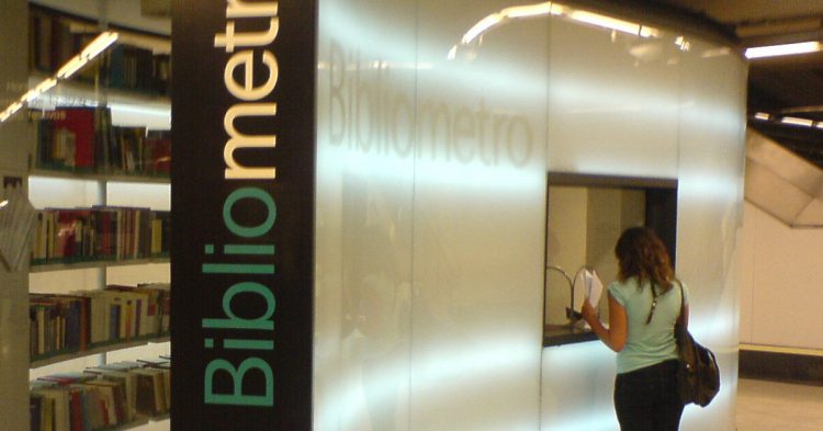 Toma prestado un libro en las estaciones de metro (Fuente: Gwire / Flickr)