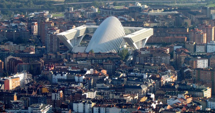 Desproporcionado Palacio de Congresos de Oviedo (Fuente: Mothabox / Flickr)