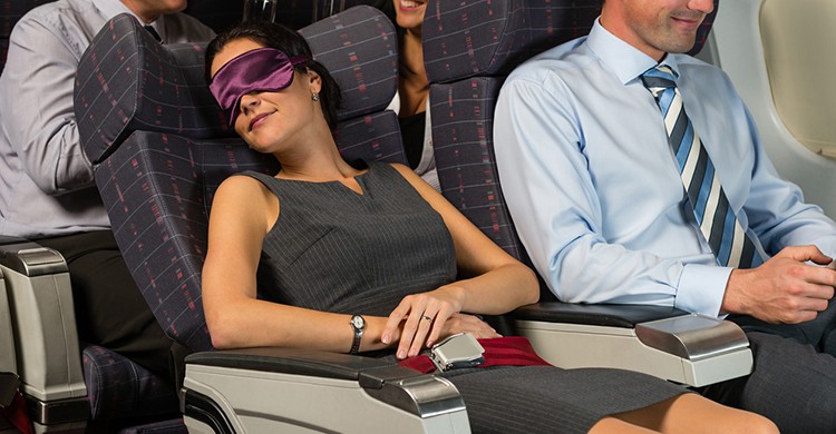 Los principales peligros de dormirte en el avión (iStock)