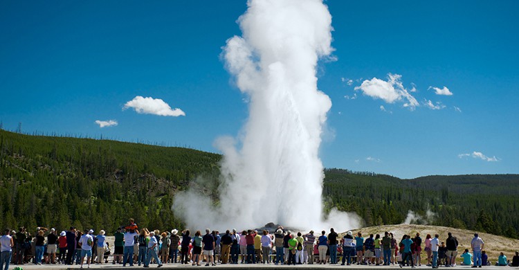 Un grupo de turistas visita el géiser Old Faithful