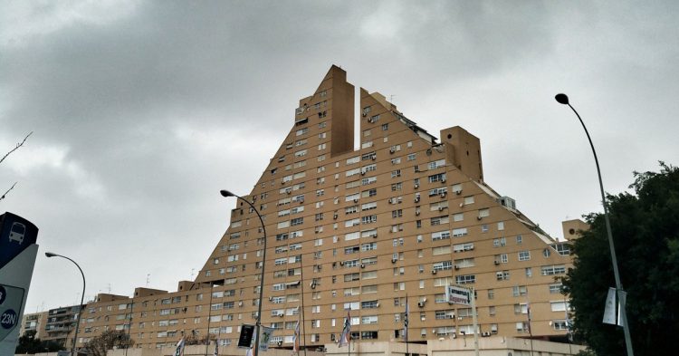 El curioso edificio de La Pirámide en Alicante (Fuente: Elide / Flickr)