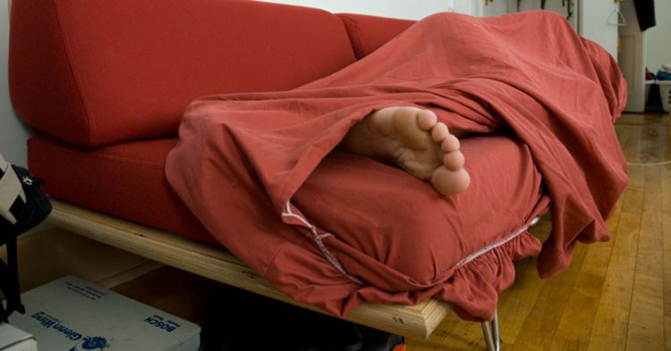 Busca persona que comparta sofá (Fuente: Michel Sandiverg / Flickr)