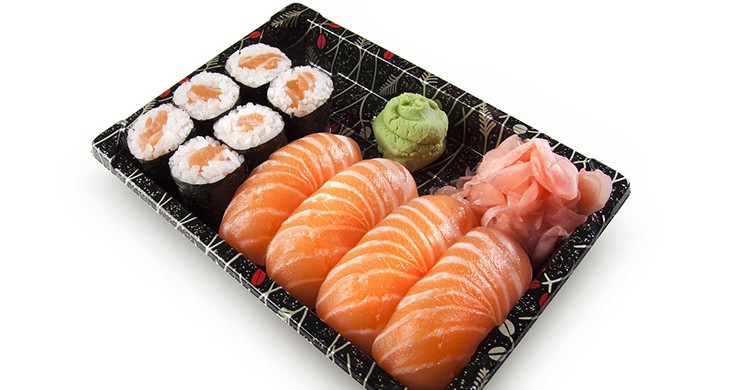 Bandeja de sushi con wasabi