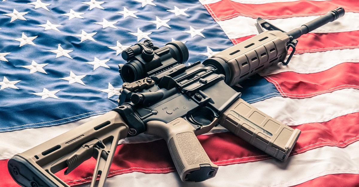 Un rifle encima de una bandera de los EE UU