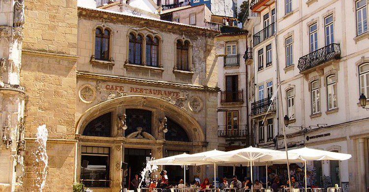 Café Santa Cruz desde la plaza (Carlos Luis M C da Cruz, Wikipedia)
