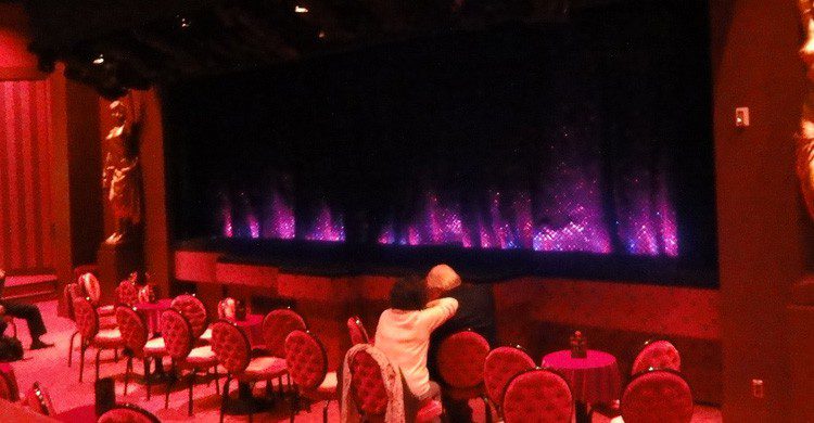 El cabaret Crazy Horse de París (Fuente: Inazakira / Flickr)