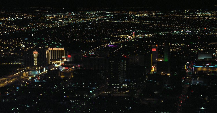 Las Vegas de noche desde la Stratosphere Tower (Old Shoe Woman, Foter)