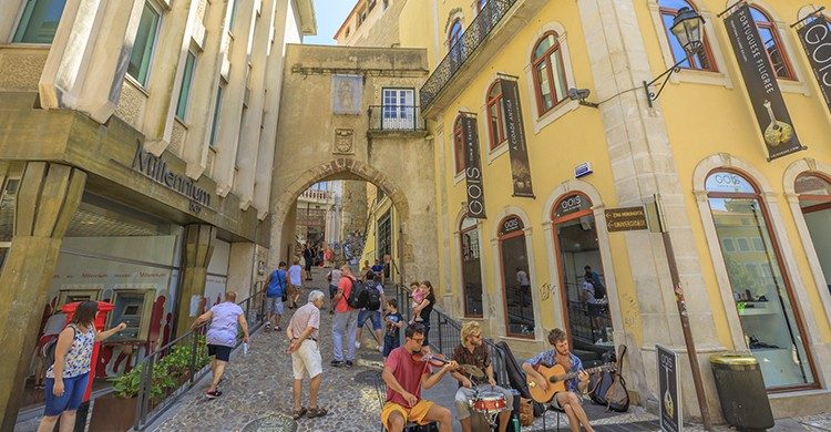 siendo uno los restos de la muralla, el Arco de Almedina, no podrá faltar la foto(Istock)