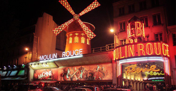 La mítica Moulin Rouge de París (Fuente: Juanedc / Flickr)