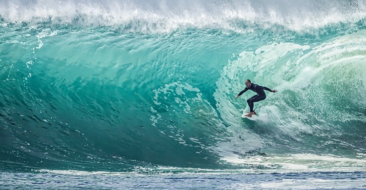 Un surfista coge una ola