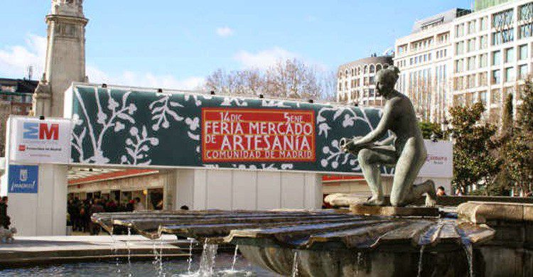 Mercado de Artesanía en la Plaza de España de Madrid (Fuente: Sherry-corner.es)