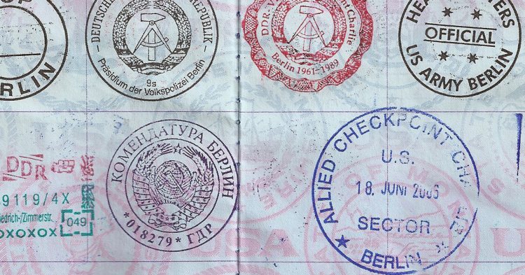 Sello de pasaporte en el Checkpoint Charlie de Berlín (Fuente: ask me about Loom / Flickr)