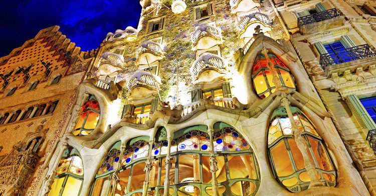 Casa Batlló iluminada de noche