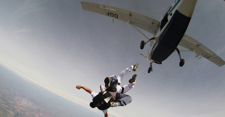 Para usar paracaídas hace falta entrenamiento (Fuente: bernardo leal / Flickr)