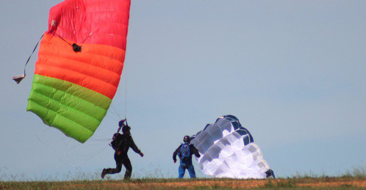 Los paracaídas ocupan mucho espacio (Fuente: alberto... / Flickr)