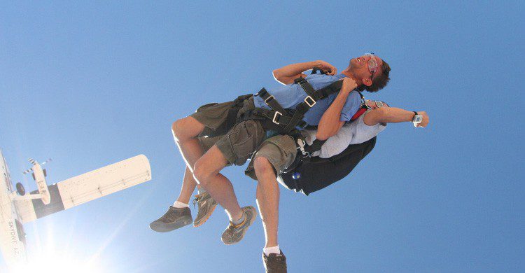 El paracaidismo es una actividad para disfrutar (Fuente: jon roig / Flickr)