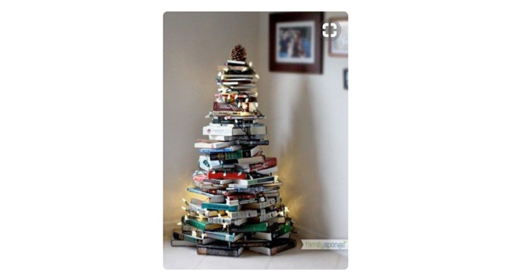 Árbol navideño hecho con libros