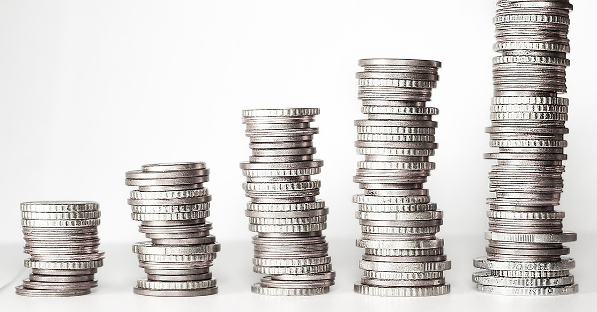 Monedas apiladas en columnas