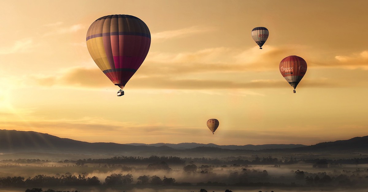 Varios globos aerostáticos en pleno vuelo