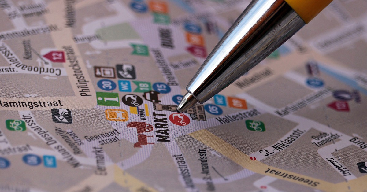 Un bolígrafo señala un punto en un mapa