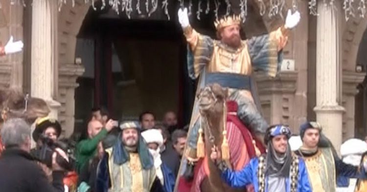 Los Reyes Magos llegan a lomos de camellos a Gijón (Fuente: canal Conocer Asturias en Youtube)