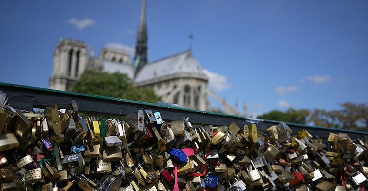 Candados en un puente del Sena e París