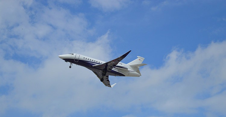 Un avión en pleno vuelo