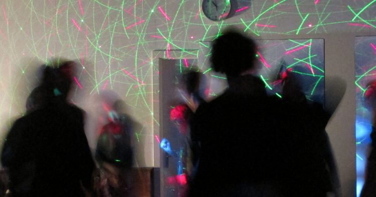 En los compromisos navideños siempre hay que darlo todo en la pista de baile (Fuente: John Seb Barber / Flickr)