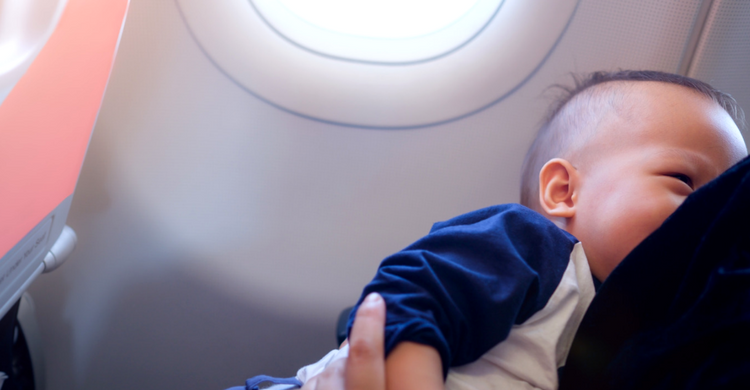 Expulsada de un avión una madre que pretendía amamantar a su hijo (iStock)