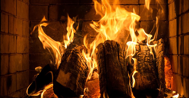 Una chimenea encendida
