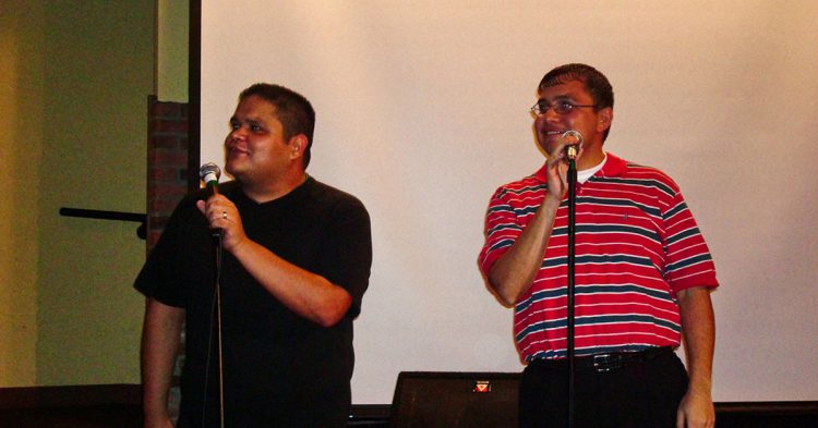 Los karaoke son un clásico de los compromisos navideños (Fuente: The Muuj / Flickr)
