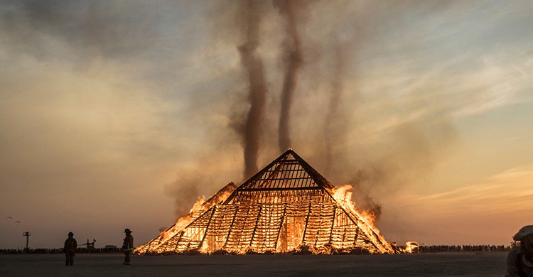 Quema de una estatua en el festival Burning Man de Nevada