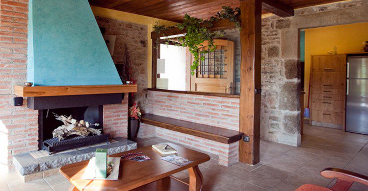 Una chimenea en el salón de una casa rural con chimenea