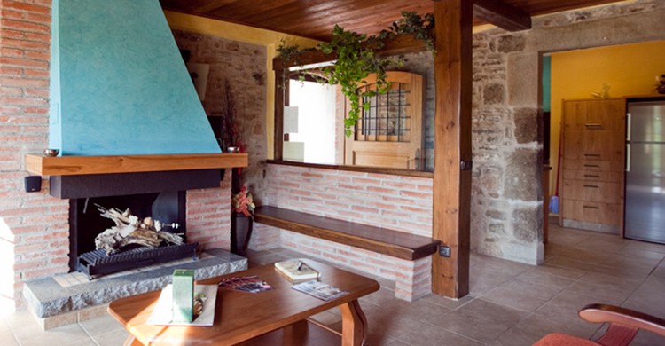 Una chimenea en el salón de una casa rural con chimenea