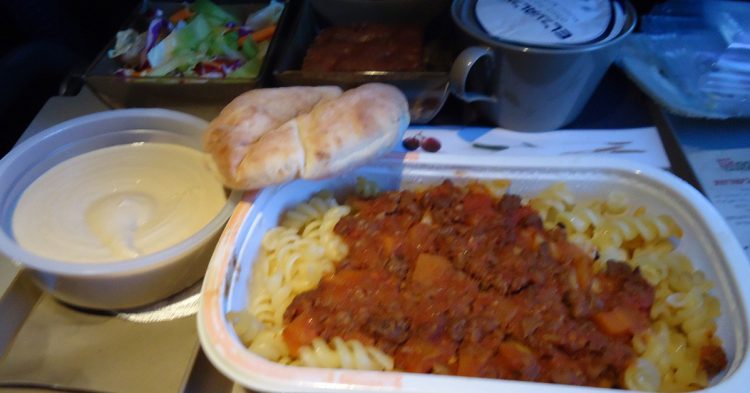 Seguro que muchas veces has comido sin hambre a bordo de un avión (Fuente: Joshua Plano / Flickr)