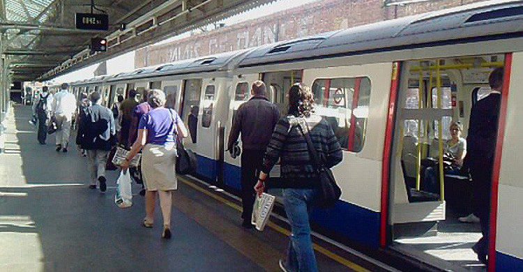 Elabora una estrategia para ligar en el metro (Fuente: Mike Fleming / Flickr)