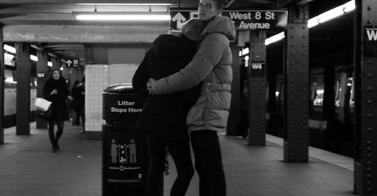 El amor está en cualquier parte, también en el metro (Fuente: Susan Sermoneta / Flickr)