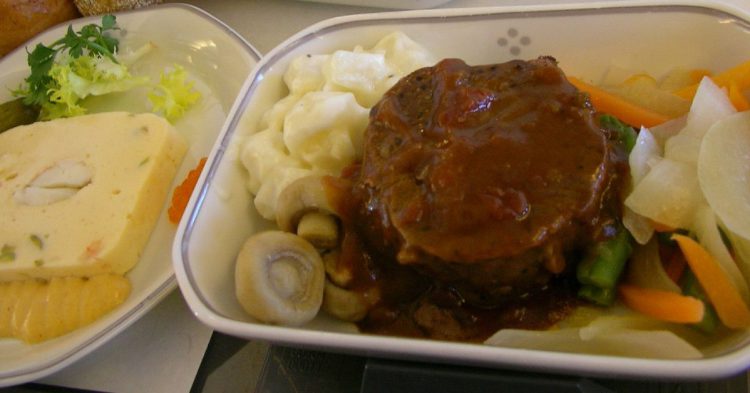 La comida de los aviones es precalentada (Fuente: Hajime Nakano / Flickr)