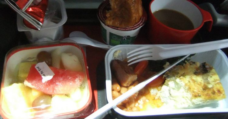 La comida en los aviones provoca, a veces, visitas al baño o todo lo contrario, estreñimiento (Fuente: Gwydlon M Williams / Flickr)