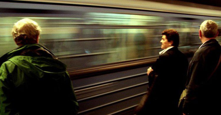 Utiliza frases sencillas si quieres ligar en el metro (Fuente: Maarten / Flickr)